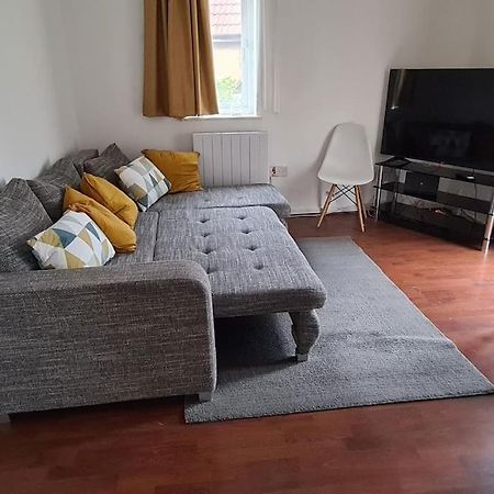Private 2 Bed Flat Close To Excel & City Airport Londra Exterior foto
