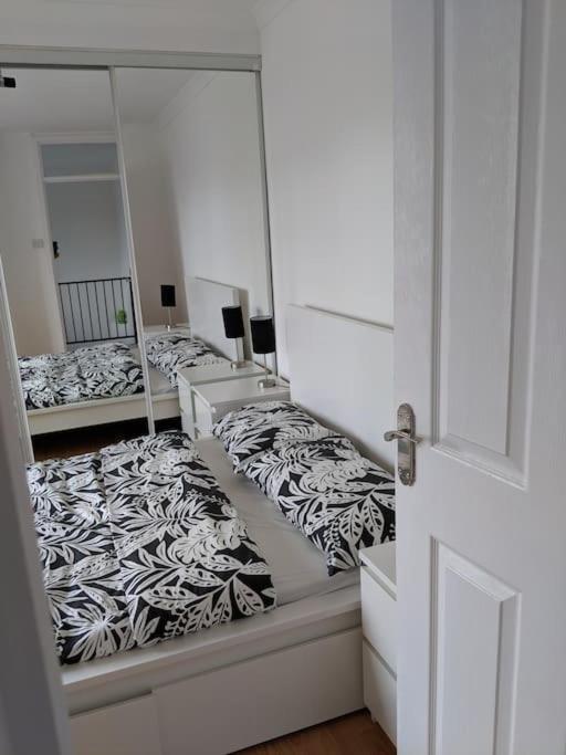 Private 2 Bed Flat Close To Excel & City Airport Londra Exterior foto