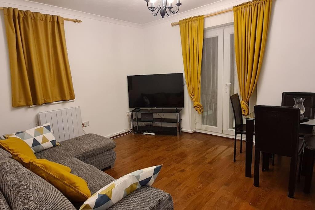 Private 2 Bed Flat Close To Excel & City Airport Londra Exterior foto