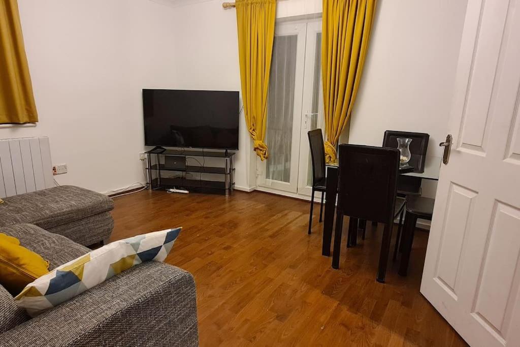 Private 2 Bed Flat Close To Excel & City Airport Londra Exterior foto