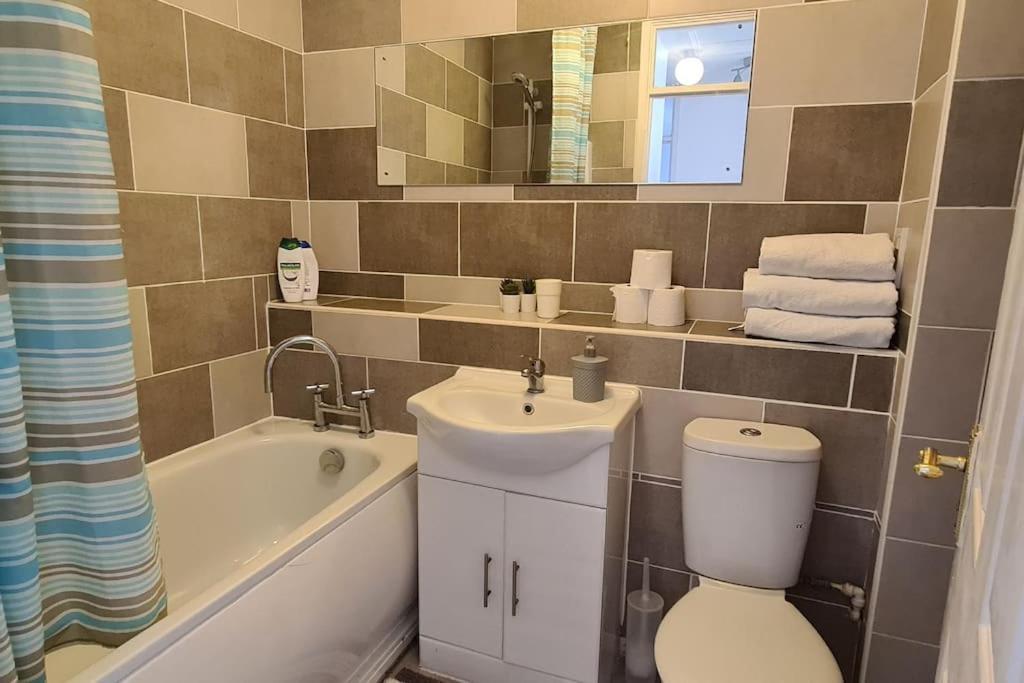 Private 2 Bed Flat Close To Excel & City Airport Londra Exterior foto
